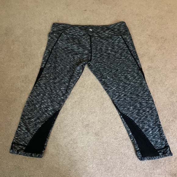 Lululemon crop size 12 with mesh - Picture 2 of 3